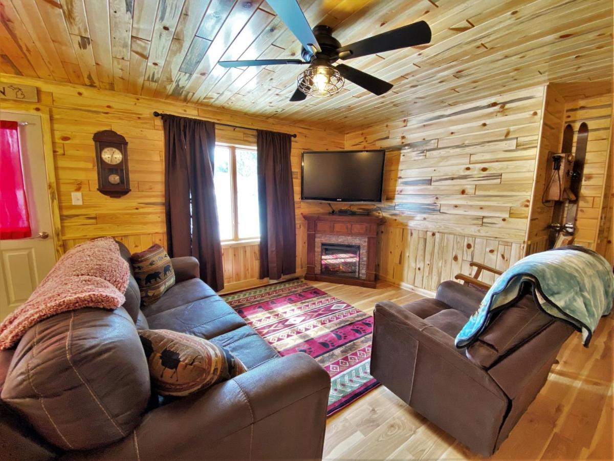 The Red Pine Villa Saint Ignace Exterior photo